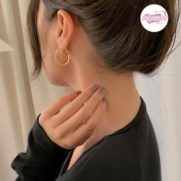 Bông Tai Bạc – Món Trang Sức Nhỏ Mang Vẻ Đẹp Lớn
