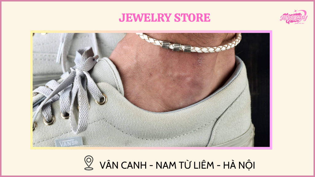 Con Trai Đeo Lắc Chân Bên Nào? Góc Nhìn Phong Cách Và Phong Thủy