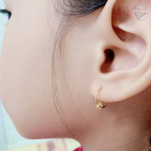 Trẻ sinh nên đeo bông tai vàng hay bạc 