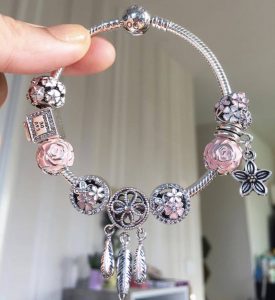 vòng charm có ý nghĩa gì