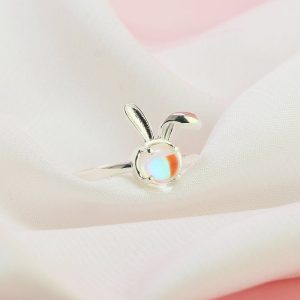 Khi Phụ Nữ Không Cần Quá Nhiều, Chỉ Cần Một Chiếc Nhẫn Bạc Tinh Tế