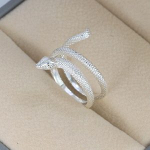 Khi Phụ Nữ Không Cần Quá Nhiều, Chỉ Cần Một Chiếc Nhẫn Bạc Tinh Tế